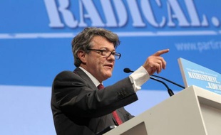 Le président du Parti radical, Jean-Louis Borloo, a estimé lundi que les mesures du plan de rigueur annoncées par François Fillon allaient "dans le bon sens" même s'il juge nécessaire d'aller "dès 2012 au delà des 7 milliards d'euros d'économies supplémentaires" envisagées.