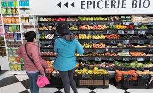 Un rayon bio dans un supermarché (Illustration).