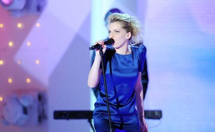 La chanteuse Amandine Bourgeois, gagnante de «Nouvelle Star» 2008 sur le plateau de l'émission " Vivement Dimanche".