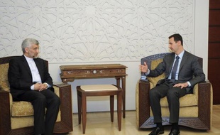 Le président syrien Bachar al-Assad, confronté depuis 16 mois à une révolte qui s'est militarisée et réprimée dans le sang, a reçu mardi un émissaire de son allié iranien qu'il a assuré de sa détermination à "purger" le pays des "terroristes".