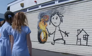 Une œuvre de Banksy a failli être supprimée par le gardien d'une école de Bristol (Royaume-Uni).