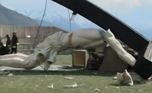 Une statue du Christ de 30m de haut s'est effondrée à Brescia, en Italie, le 24 avril 2014 - capture d'écran d'une vidéo du Corriere della Sera.