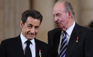Le président de la République, Nicolas Sarkozy, discute avec le roi d'Espagne, Juan Carlos, avant d'être adoubé de l'Ordre de la Toison d'Or , le 16 janvier 2012 à Madrid.