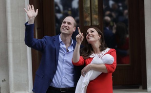 Le Prince William et la duchesse de Cambridge posent avec leur troisième enfant devant le St Mary's Hospital de Londres, ler 23 avril 2018