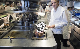 Christian Le Squer dans les cuisines du Cinq, le restaurant de l'hôtel George-V à Paris (c'est un montage : il ne cuisine pas vraiment une tête de troll).