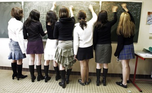 Des jeunes filles écrivent au tableau, le 24 mars 2006 dans une classe du lycée de Saint-Aubin-du-Cormier, où a été lancée la «Journée de la jupe».