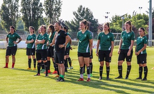 Les joueuses de l'ASSE, ici lors de la reprise de leur saison en D2 autour de leur entraîneur Jérôme Bonnet.