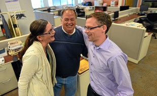 Une joie de courte durée pour les journalistes du «Daily Breeze» couronné du Prix Pulitzer ce lundi. Rob Kuznia en chemise mauve est obligé de quitter la presse pour subvenir à ses besoins.