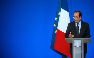 Trois mois et demi après son investiture, François Hollande enregistre une sévère chute de popularité, particulièrement préoccupante à la veille d'un automne à hauts risques qui verra l'exécutif affronter la crise dans toute sa rigueur, estiment les politologues.