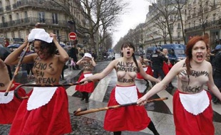 Des Femen lors d'une manifestation contre le gouvernement, le 23 janvier 2014 à Paris.