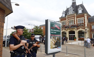 Des policiers français devant l'Hôtel de ville de Saint-Etienne-du-Rouvray, où un prêtre a été assassiné mardi 26 juillet 2016.
