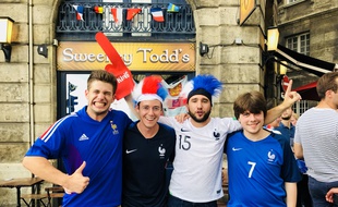 Les supporters français fêtent la qualificiation pour les demi-finales de la Coupe du monde à Bordeaux.
