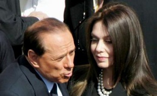 Silvio Berlusconi, le chef du gouvernement italien et son épouse, Veronica Lario, au Vatican le 24 mai 2005.
