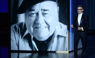En 2013, Robin Williams rendait hommage à Jonathan Winters lors de la 65e édition des Emmy Awards.