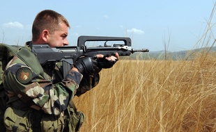 Un soldat français pointe son Famas lors d'un exercice en Côte d'Ivoire.
