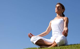 Outre le traitement hormonal, des méthodes naturelles permettent aussi de surmonter les désagréments associés à la ménopause.