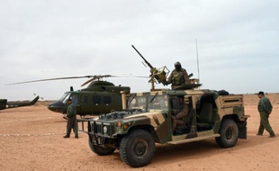 Des membres des forces spéciales tunisiennes à la frontière libyenne près du point de passage de Ras Jedir, le 6 février 2016