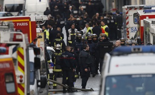 Les policiers devant l'appartement de Hasna Aitboulahcen le 18 novembre 2015.