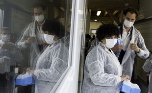 La ministre de l'Education supérieure, Frédérique Vidal, en visite dans un laboratoire de recherche contre le Covid à Guipry-Messac.