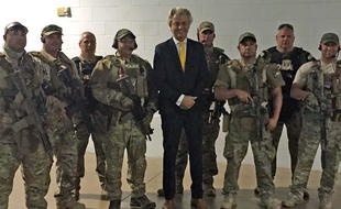 Le leader d'extrême droite Geert Wilders entouré par le SWAT, avant que n'éclate la fusillade.