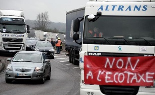 Les barrages filtrants mis en place par les routiers pour protester contre l'écotaxe provoquaient samedi des ralentissements sur plusieurs grands axes, le nombre de camions mobilisés étant de 4.500 selon les organisateurs et 2.200 selon le ministère de l'Intérieur.