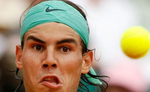 L'Espagnol Rafael Nadal face à l'Argentin Juan Ignacio Cela au tournoi de tennis de Monte-Carlo, Monaco, le 15 avril 2009.