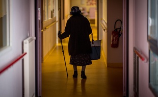 Illustration d'une femme marchant dans le couloir d'un Ehpad, ici à Brest.