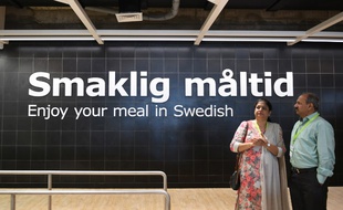 Des invités attendent devant le restaurant du nouvel Ikea, le 8 août 2018.