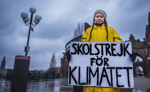 Greta Thunberg, 16 ans, tient une pancarte "grève scolaire pour le climat"