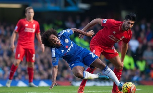 Willian au sol après un duel avec Emre Can le 30 octobre 2015.