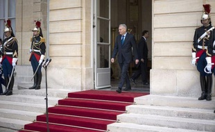 Le décret instaurant la baisse de 30% du salaire des membres du gouvernement, une promesse de François Hollande pendant sa campagne présidentielle, est paru samedi au Journal officiel
