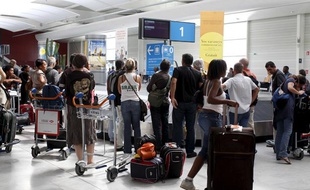 Attente de livraison de bagages à l'aéroport de Paris Orly.