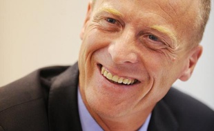 L'Allemand Tom Enders succède vendredi au Français Louis Gallois aux commandes du groupe européen d'aéronautique et de défense EADS, en pleine croissance mais confronté à plusieurs défis industriels et politiques.