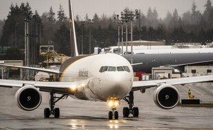Peu après le décollage d'un vol de United Airlines devant relier Denver et Honolulu samedi 20 février, un moteur de l'appareil a pris feu.