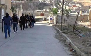 Photo obtenue du site jihadiste Welayat Salahuddin, le 9 juin 2014, montrant des militants jihadistes de l'Etat islamique d'Irak et du Levant (Isil) prenant position dans une rue de Mossul, en Irak
