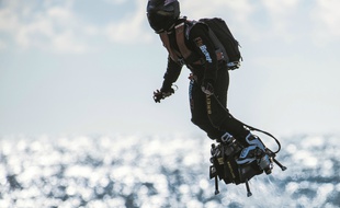 Franky Zapata a inventé une plateforme volante.