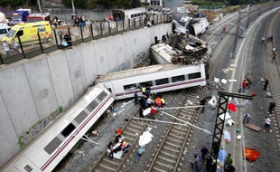 Arrivée des secours après le déraillement du train à l'approche de Saint-Jacques-de-Compostelle, le 24 juillet 2013.