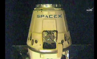 Photographie fournie par la Nasa de la capsule non habitée Dragon, de la société américaine SpaceX, quittant la Station spatiale internationale le 11 mai 2016, pour entamer son retour sur Terre