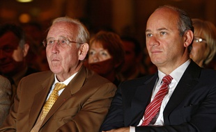 Gérard Mulliez et son fils, Arnaud, président de Auchan France.
