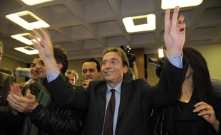 Roland Ries lors de sa victoire aux élections municipales à Strasbourg en mars 2014. Le maire de Strasbourg lors d'un meeting de soutien au candidat socialiste aux régionales dans le grand Est a appelé à voter Jean-Pierre Chevènement au lieu de Jean-Pierre Masseret.