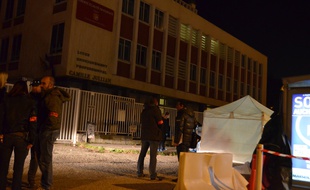 Marseille 12 JANVIER 2015 Les secours devant le lycée Camille Jullian où un adolescent a été poignardé.