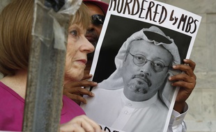 Une femme manifeste devant l'ambassade de l'Arabie saoudite à Washington, après la disparition du journaliste Jamal Khashoggi, le 10 octobre 2018. Sur l'affiche on peut lire «assassiné par MBS», certains accusant le prince héritier saoudien d'être lié à la disparition du journaliste exilé depuis 2017 aux Etats-Unis.