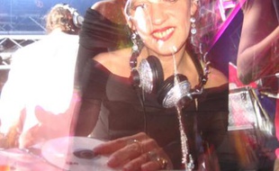 Béatrice Ardisson mixe à Cannes.