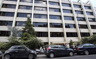 Les laboratoires Servier poursuivent en diffamation devant le tribunal correctionnel de Paris le journal Libération et le député PS Gérard Bapt, pour des articles et des propos relatifs à l'affaire du Mediator, selon une citation directe à comparaître dont l'AFP a obtenu copie dimanche.