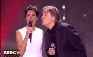 Alessandra Sublet n'a pas remarqué que Serge Lama voulait lui faire une bise et lui a mis «un vent» malgré elle, lors de l'émission «Bercy fête ses 30 ans» diffusée le 4 décembre 2015 en direct sur TF1.