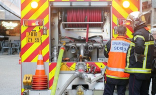 Illustration de pompiers en pleine intervention à Rennes.