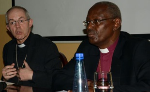 L'archevêque de Canterbury, Justin Welby (g), le 5 mars 2016 à Bujumbura (Burundi)