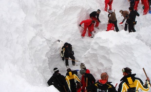Illustration de secouristes à la recherche d'un corps dans la neige, ici aux Arcs en 2010.