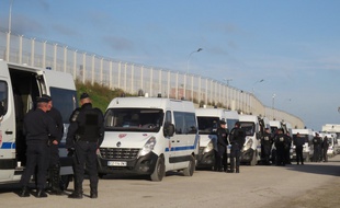 CRS devant l'ancienne «jungle» de Calais en octobre 2016