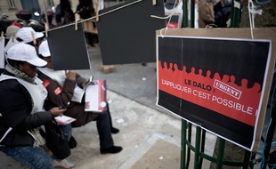 une manifestation en faveur de l'application du Dalo le 5 mars 2015.